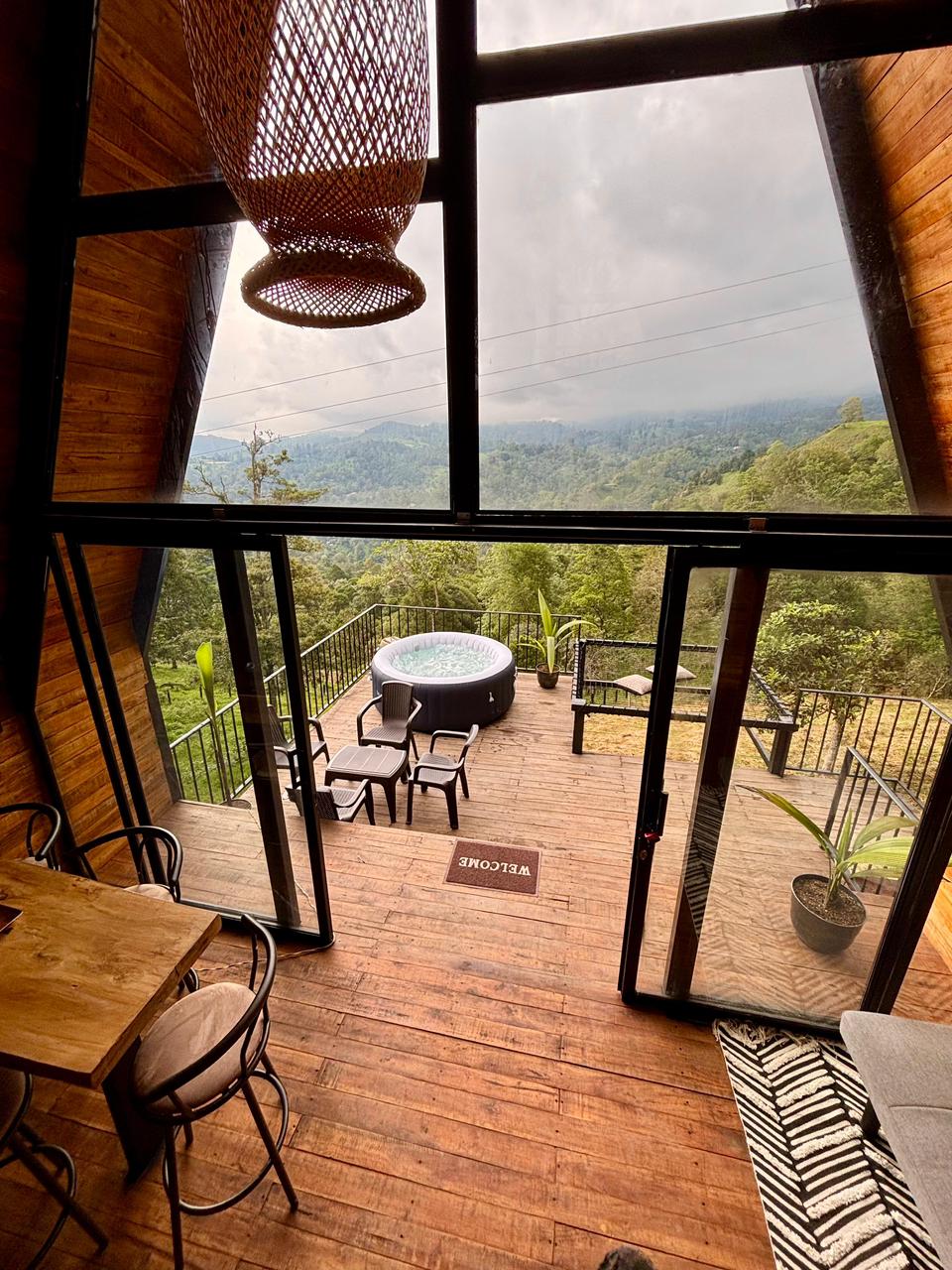 Terraza con jacuzzi y montaña